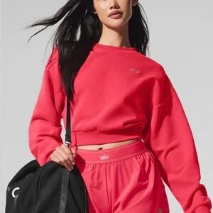 NWT Alo Candy Red Cropped Accolade❤️